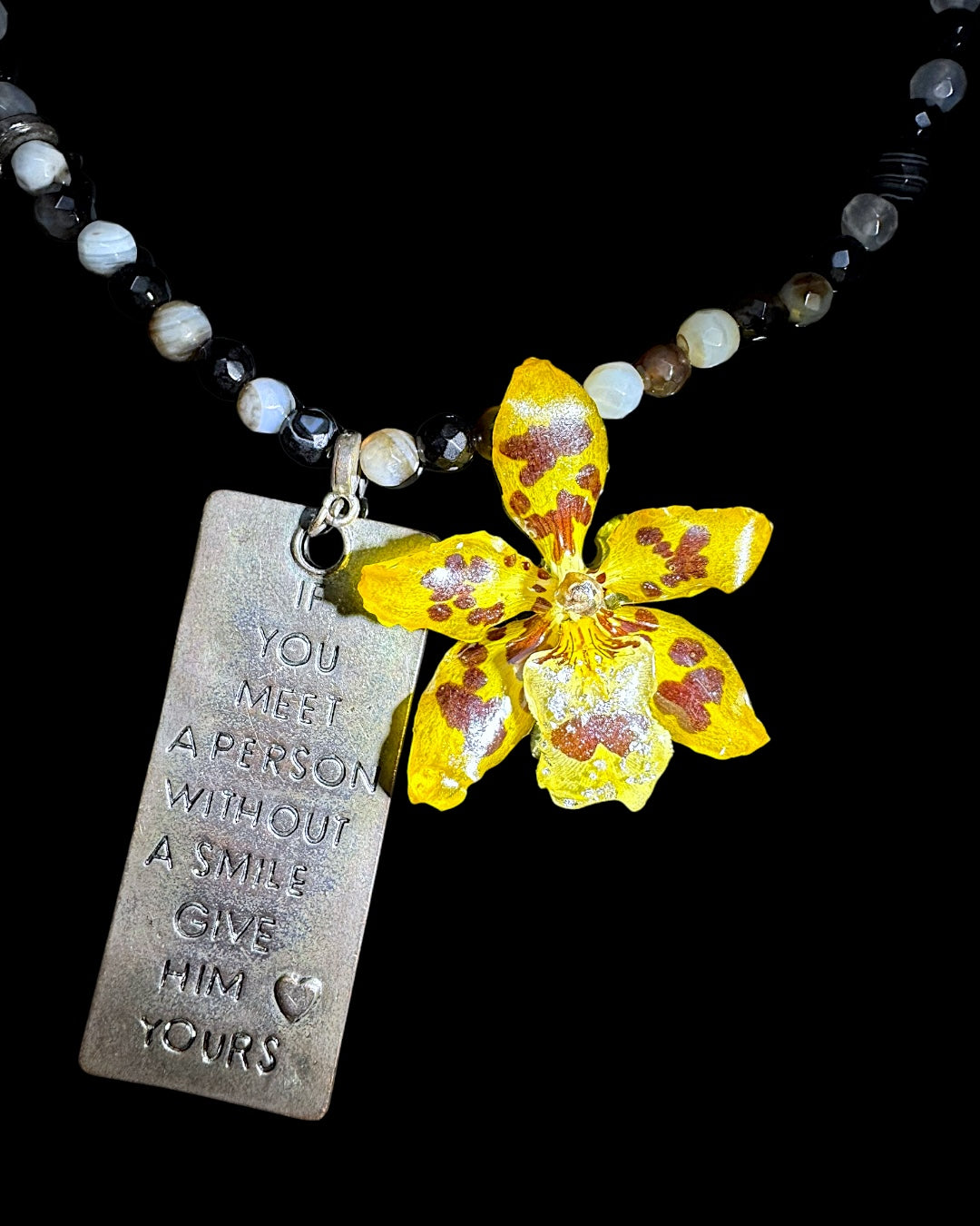 Collier orchidée jaune