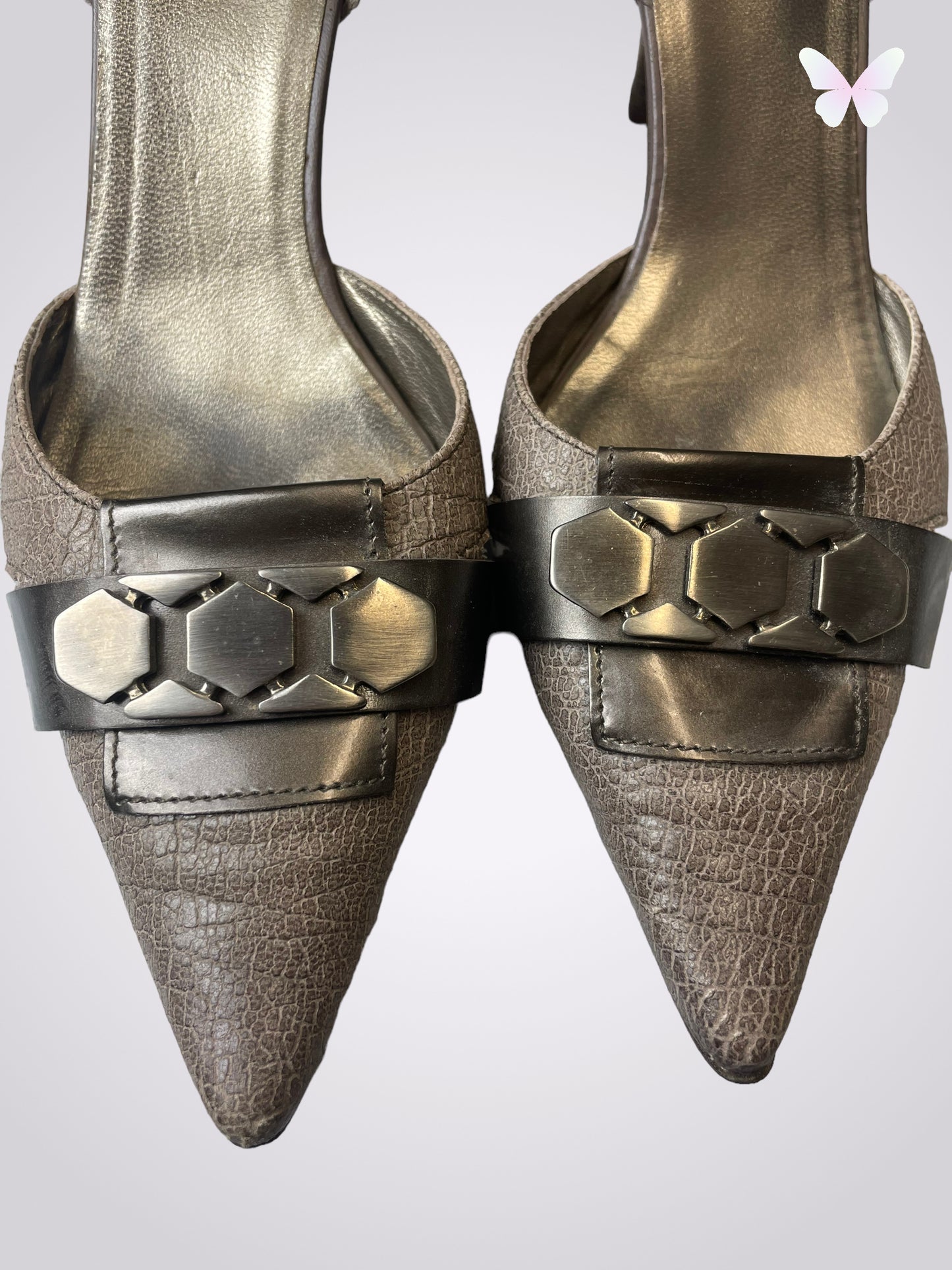 Heeled shoe with strap | 37