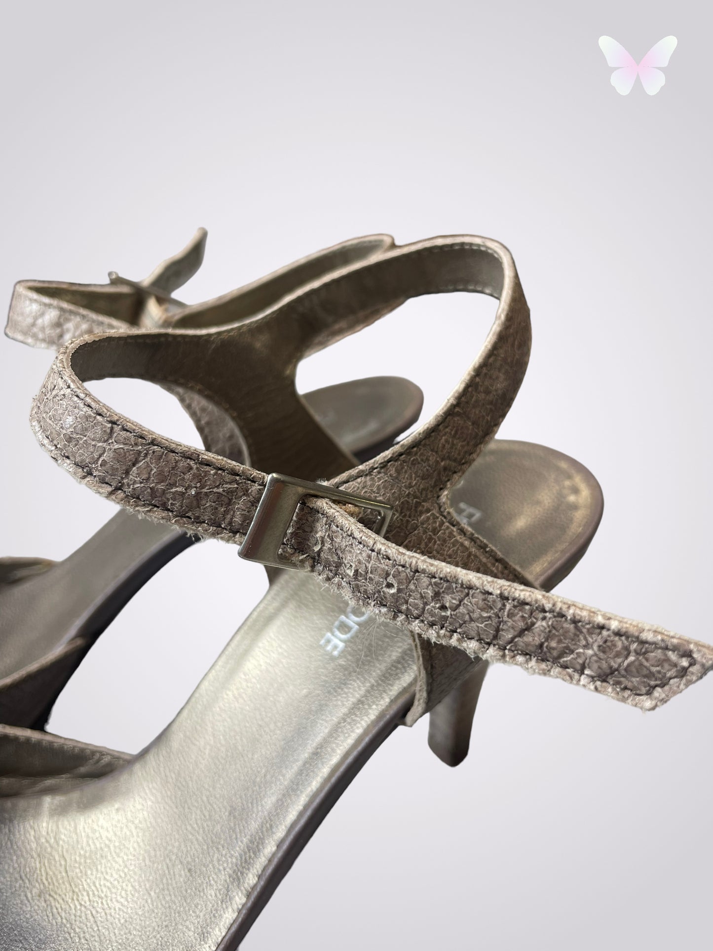 Heeled shoe with strap | 37