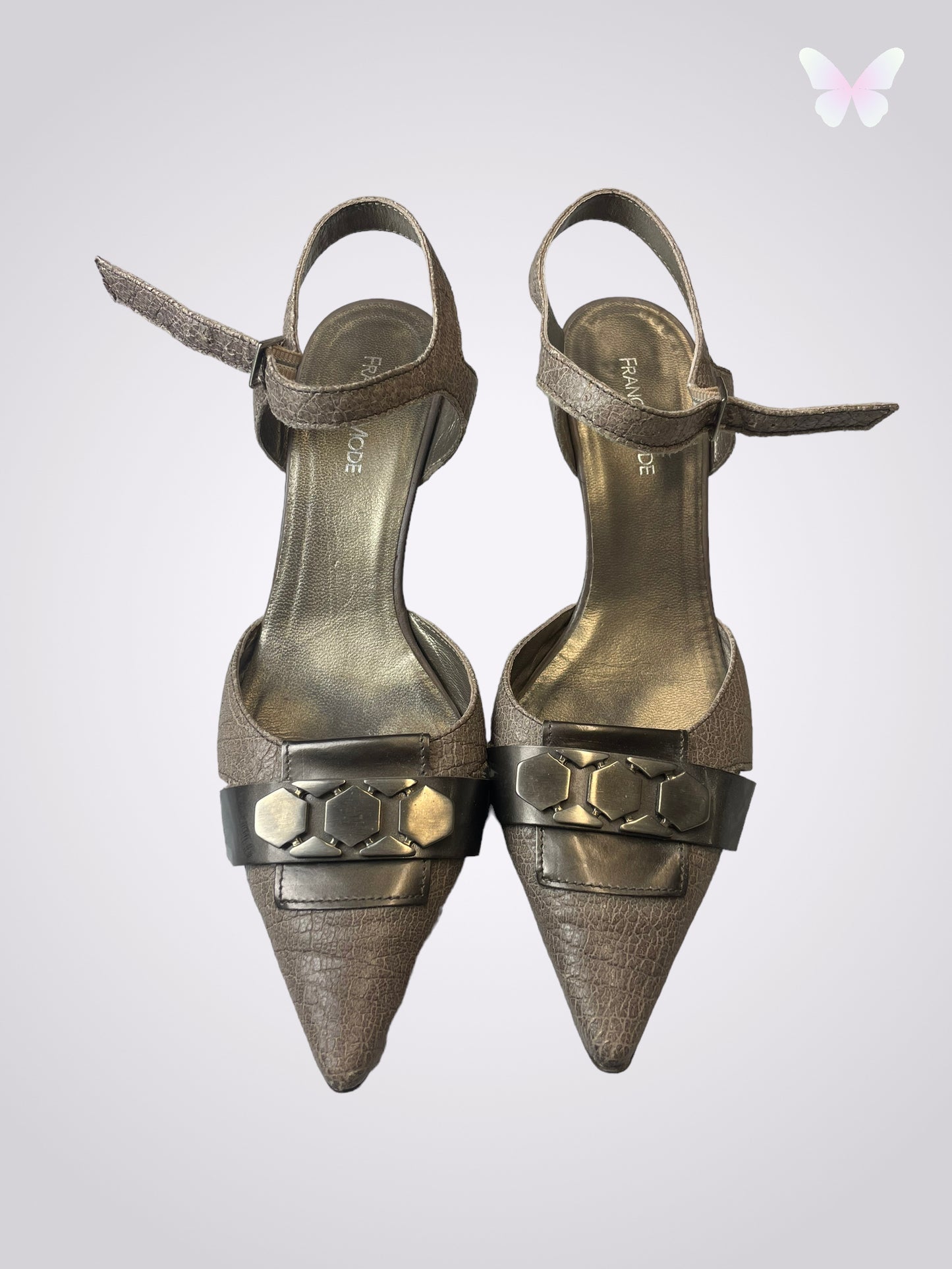 Heeled shoe with strap | 37