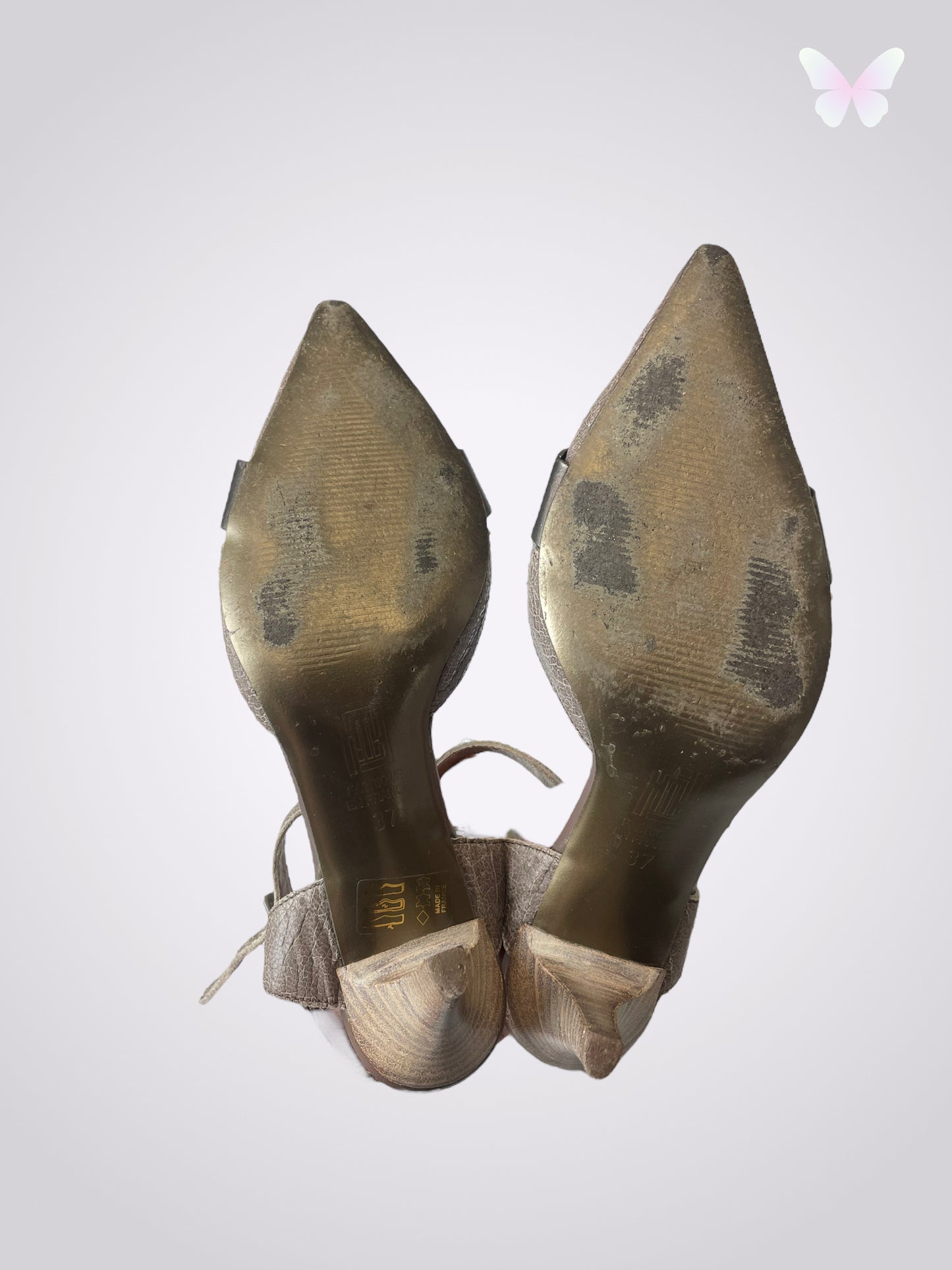 Heeled shoe with strap | 37
