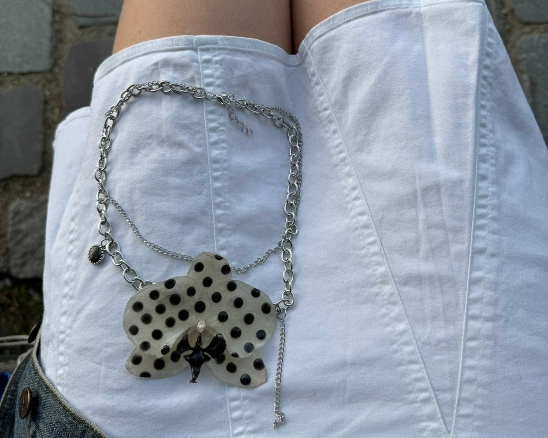 Pourquoi offrir un bijou avec vraie fleur ? 5 raisons qui en font un cadeau unique