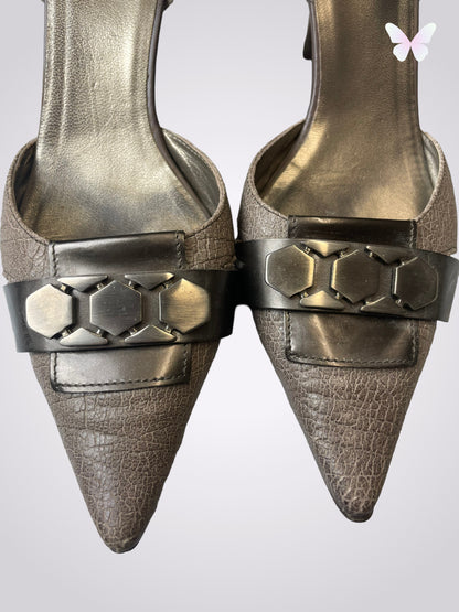 Heeled shoe with strap | 37