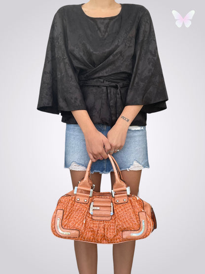 Orangefarbene Ratetasche